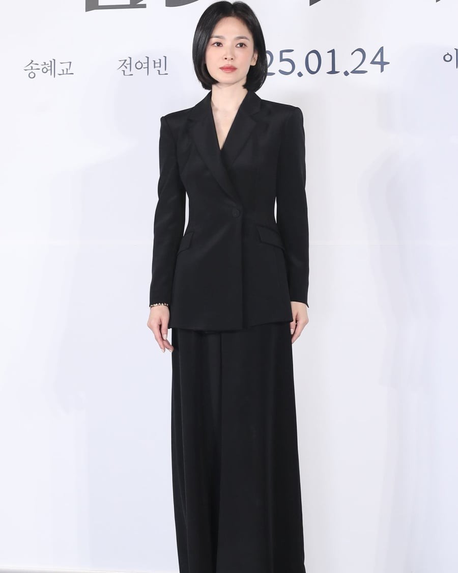 Song Hye Kyo diện suit đen với áo vest có chi tiết chiết eo, giúp dáng người mềm mại hơn