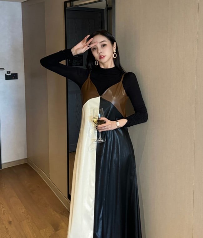 Một chiếc váy liền sử dụng quá nhiều tông màu dễ khiến tổng thể trở nên rối mắt, làm mất đi sự sang trọng vốn có của phong cách công sở.