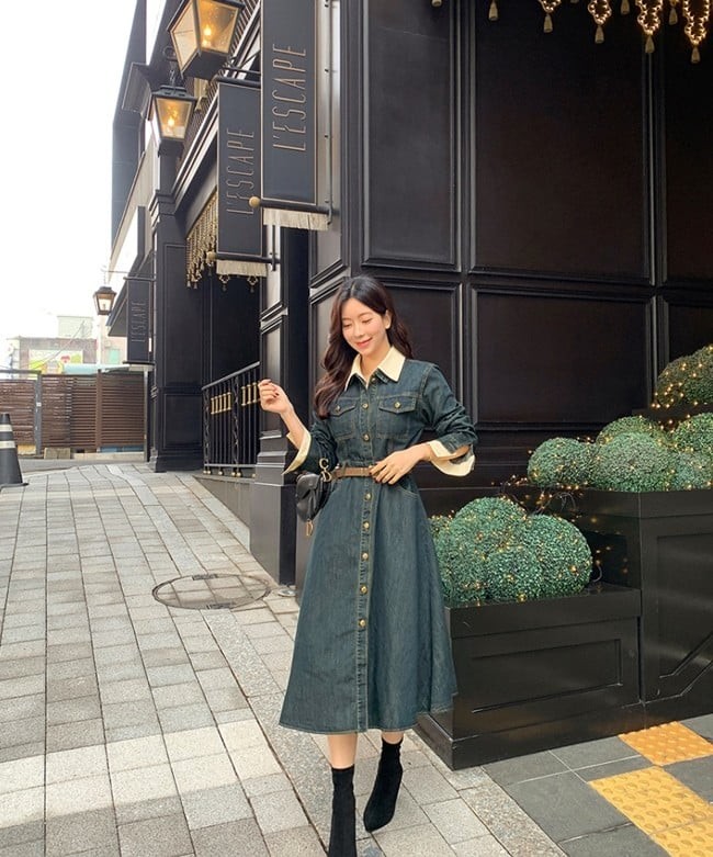 Với váy denim liền thân, khả năng phối đồ hạn chế khiến trang phục không đạt được độ tinh tế cần thiết cho môi trường làm việc.