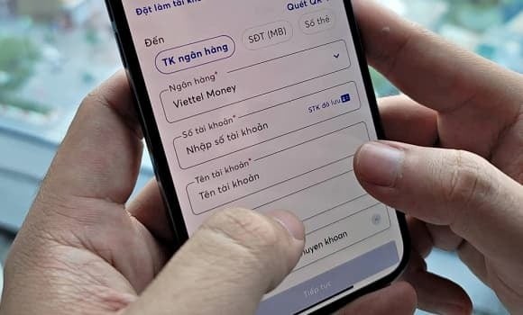 Đối với người chuyển khoản, cần kiểm tra kỹ số tài khoản, tên chủ tài khoản và ngân hàng trước khi xác nhận giao dịch.