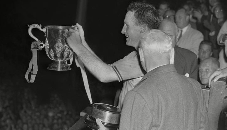 Aston Villa là đội đầu tiên đăng quang ở EFL Cup.