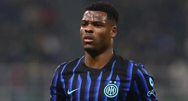 Denzel Dumfries nghỉ từ hai đến ba tháng vì chấn thương.