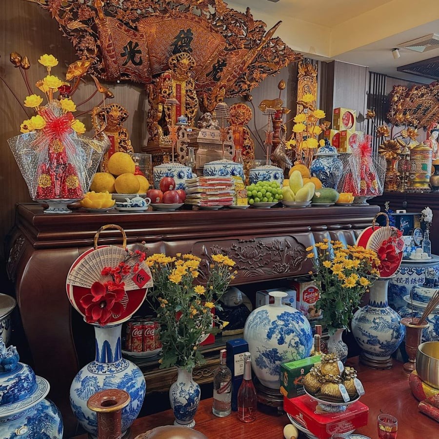 Hương trên ban thờ cháy đều