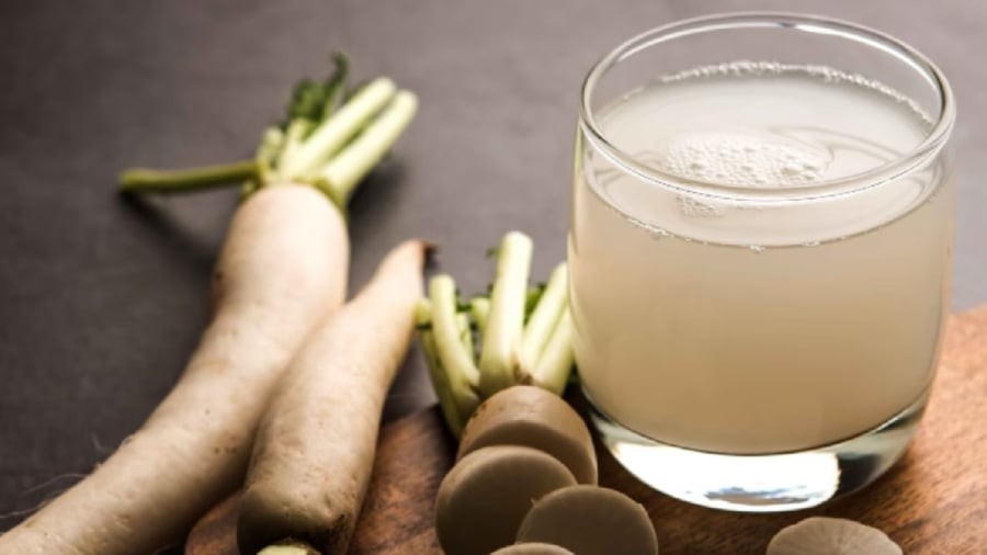 Uống nước củ cải mang lại nhiều lợi ích cho sức khỏe, giúp cải thiện tiêu hóa, hỗ trợ giảm cân.