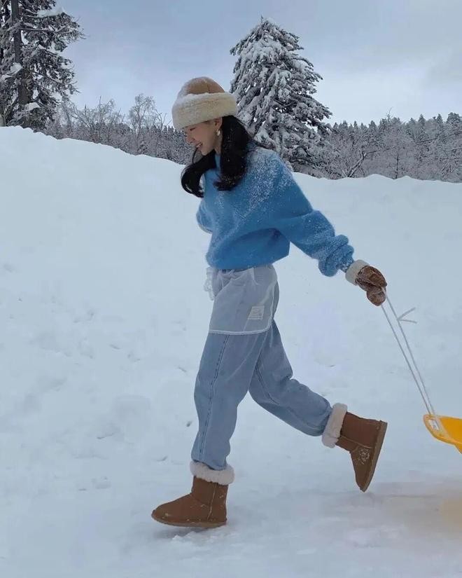 Không còn chỉ quanh quẩn ở phiên bản boots nâu lông xù kinh điển, các thương hiệu đã sáng tạo ra hàng loạt biến thể mới: boots cổ thấp phom basic, boots dáng mule lót lông 