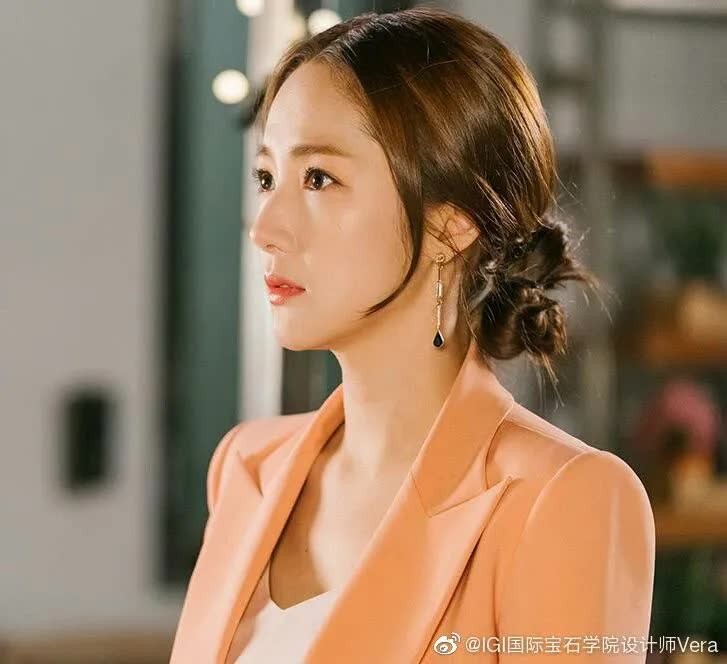 Tóc búi thấp mang lại vẻ nền nã, chỉn chu, giúp tổng thể trông chững chạc nhưng vẫn giữ nét mềm mại.