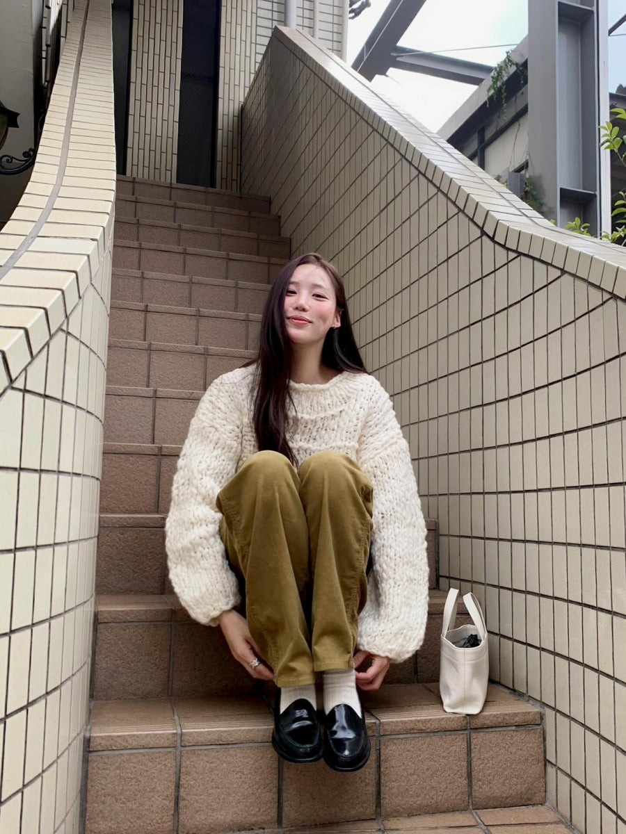 Nhờ vẻ đẹp trung tính và hiện đại, loafer có thể “nâng” mọi bộ trang phục, từ quần âu thanh lịch đến jeans ống đứng trẻ trung hay váy midi mềm mại.