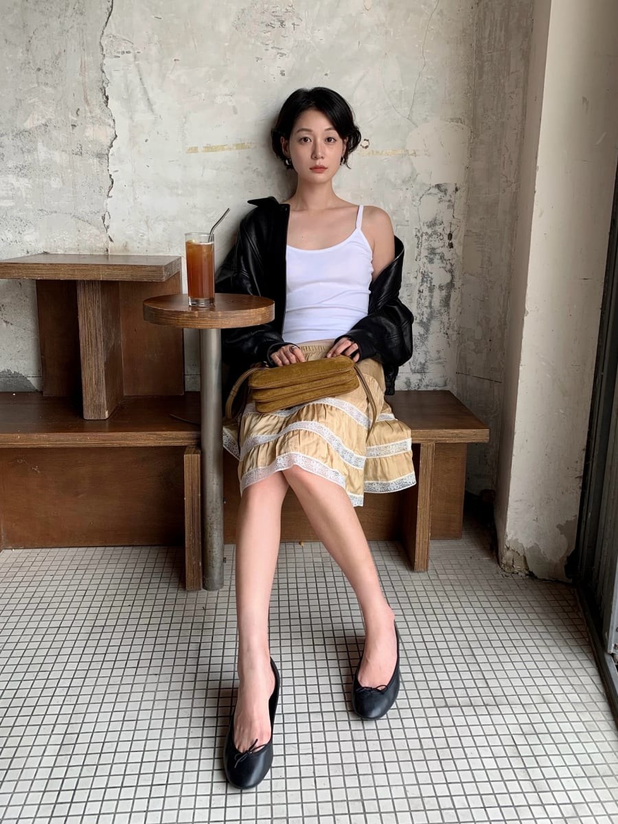 Trong nhiều năm, giày búp bê từng bị hiểu lầm là “kém thời trang”, nhưng phiên bản tối giản hiện đại đã đưa item này trở lại mạnh mẽ. 