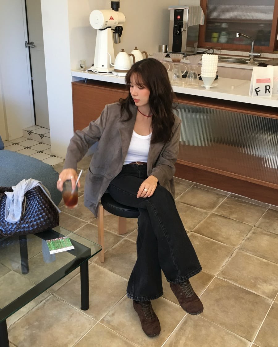 Sneaker từ lâu đại diện cho sự năng động, nhưng phiên bản tối giản mới là “vũ khí” giúp phong cách trông hiện đại nhất. 