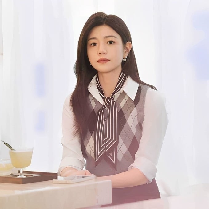 Với cô, đây không chỉ là cách giữ vóc dáng gọn gàng mà còn là một phần quan trọng trong việc chăm sóc sức khỏe làn da lâu dài.