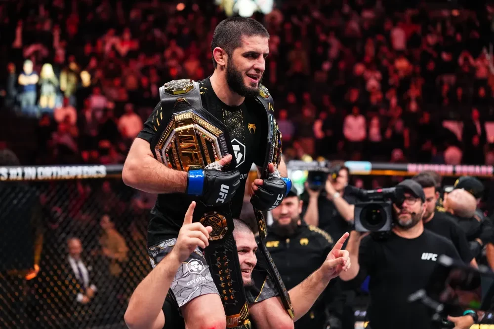 Islam Makhachev ăn mừng sau khi giành đai vô địch welterweight tại UFC 322
