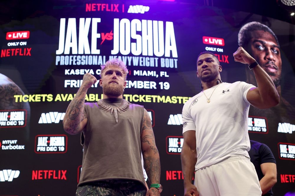 Jake Paul và Anthony Joshua trong buổi họp báo trước trận đấu.