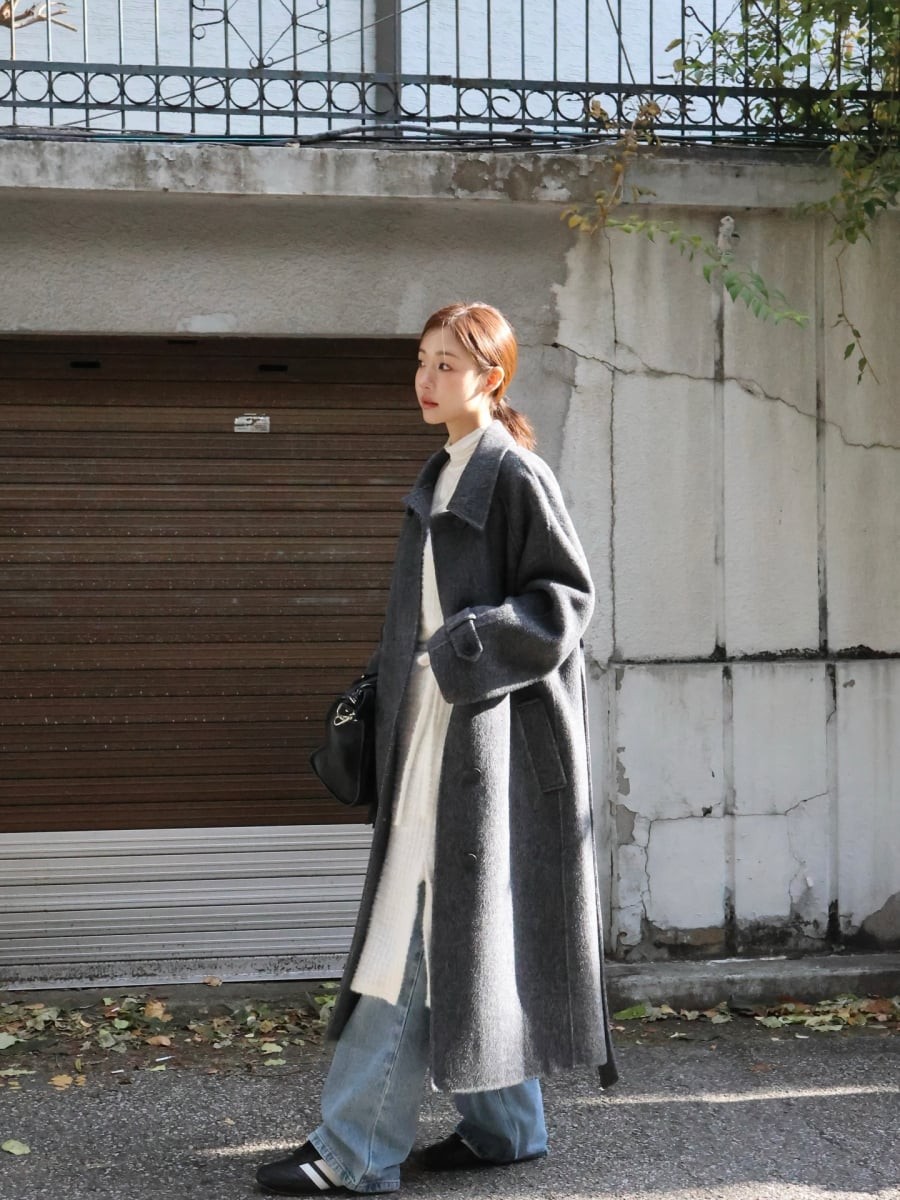 Chỉ cần khoác áo dạ lên trên bộ outfit đơn giản như áo cổ lọ với quần jeans, bạn đã ngay lập tức sở hữu vẻ ngoài như bước ra từ một bộ hình lookbook mùa đông.