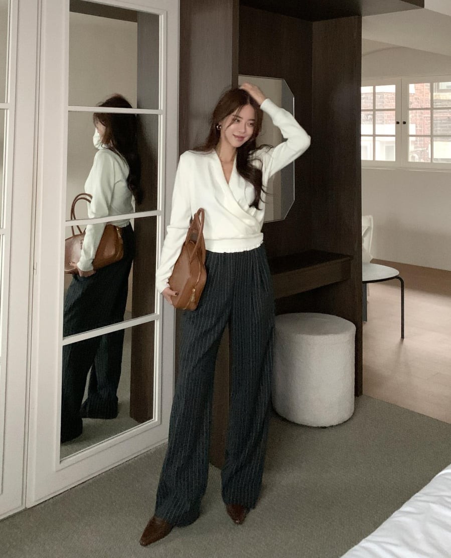 Áo len mỏng là một trong những món đồ được ưu ái nhất từ đầu thu đến tận giữa xuân bởi sự nhẹ nhàng, dễ chịu và dễ phối. 