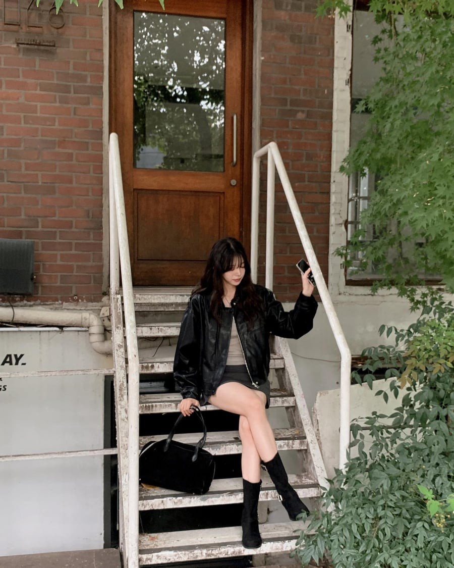 Dù là boots cổ thấp, giày búp bê, loafer hay sneaker, các gam trung tính đều mang lại cảm giác sạch sẽ và tinh tế.