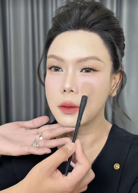 Việt Hương gây shock với diện mạo khác lạ.

