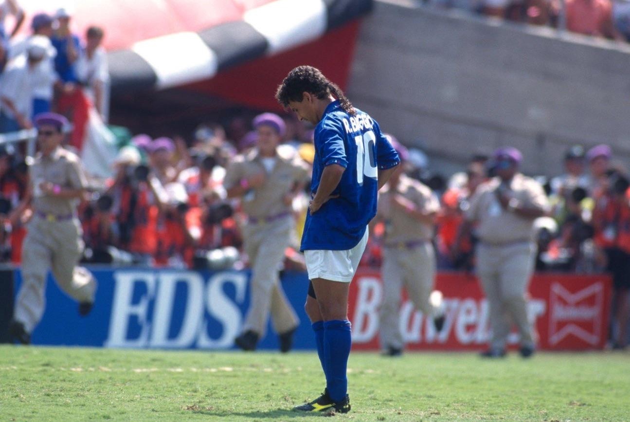 Roberto Baggio đá hỏng quả luân lưu quyết định trong trận chung kết với Brazil.