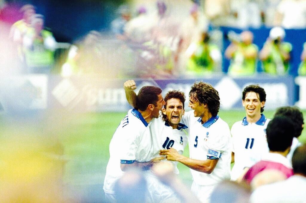 Roberto Baggio tỏa sáng giúp Ý trong thế thiếu người ngược dòng hạ Nigeria.