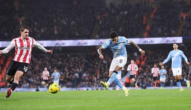 Savinho ấn định chiến thắng 2-0 cho Manchester City.