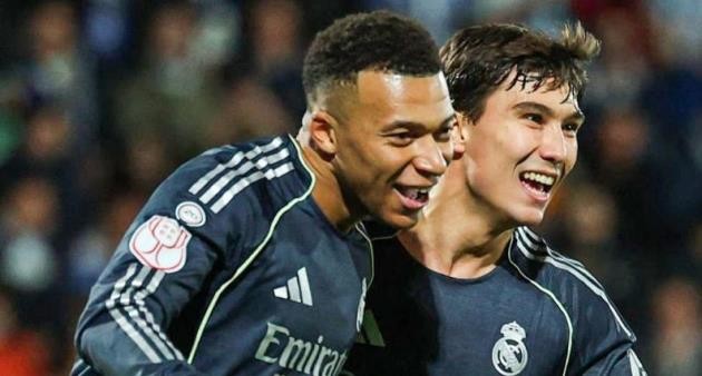 Mbappe nổi bật với cú đúp.