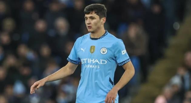 Khusanov may mắn thoát thẻ đỏ.