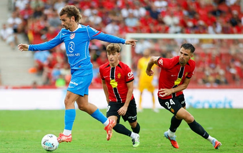 Griezmann lập cú đúp trong chiến thắng nghẹt thở của Atletico.