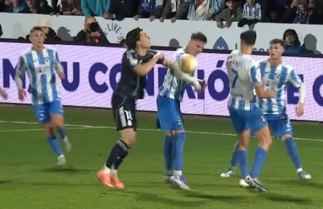 Tình huống gây tranh cãi.