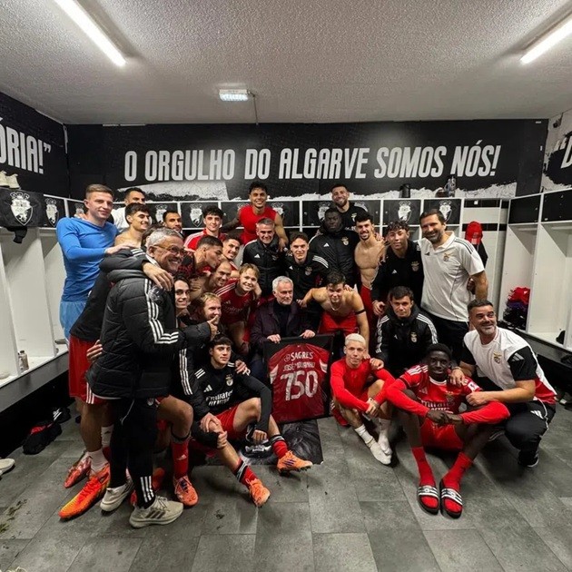 Mourinho nhận quà kỷ niệm dịp đặc biệt.