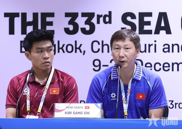 HLV Kim trả lời họp báo trước trận.