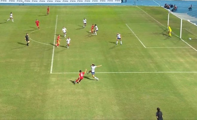 Tuyển nữ Việt Nam mất oan bàn thắng.