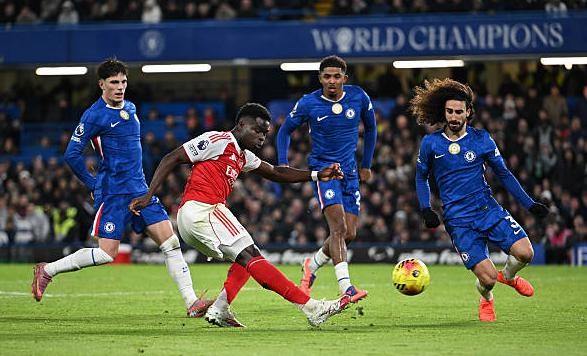 Bukayo Saka luôn biết cách làm khó hậu vệ đối phương.