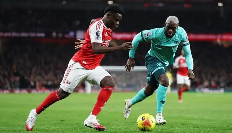 Bukayo Saka biết cách làm thế nào để vượt qua hậu vệ đối phương.