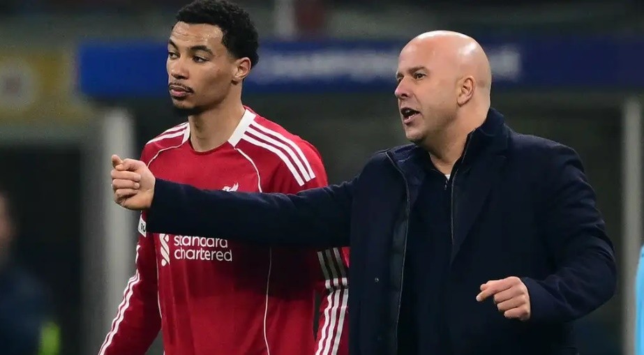 Ekitike làm lu mờ Isak.