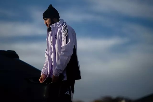 Noussair Mazraoui vẫn tập luyện tại Man Utd trước trận gặp AFC Bournemouth.