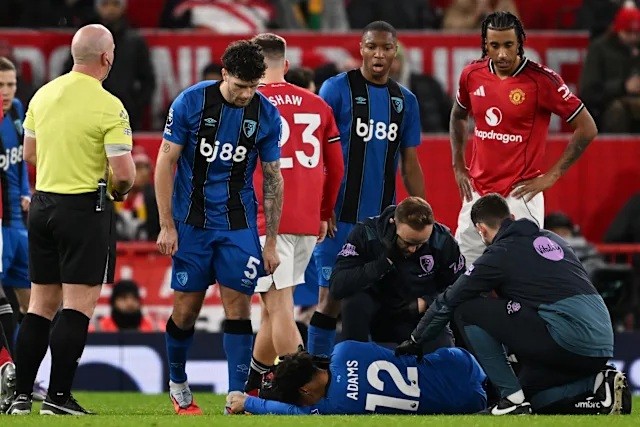 Anh sớm bị thay ra trong trận gặp MU.