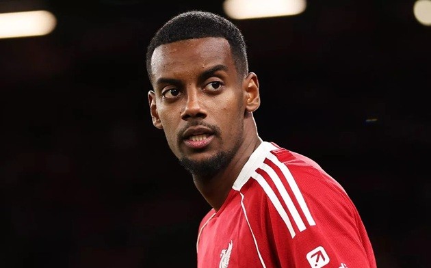 Isak có phong độ kém khi đến Liverpool.