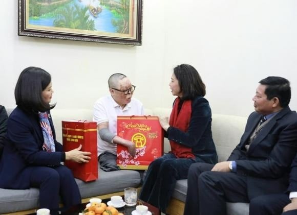 Ngoài ra, nhóm được hưởng mức quà 2 triệu đồng/người còn bao gồm người có công giúp đỡ cách mạng đang hưởng trợ cấp hằng tháng; đại diện thân nhân liệt sĩ; thanh niên xung phong đang hưởng trợ cấp hằng tháng; người hoạt động kháng chiến bị nhiễm chất độc hóa học; người hoạt động cách mạng, hoạt động kháng chiến từng bị địch bắt giam, tù đày.

