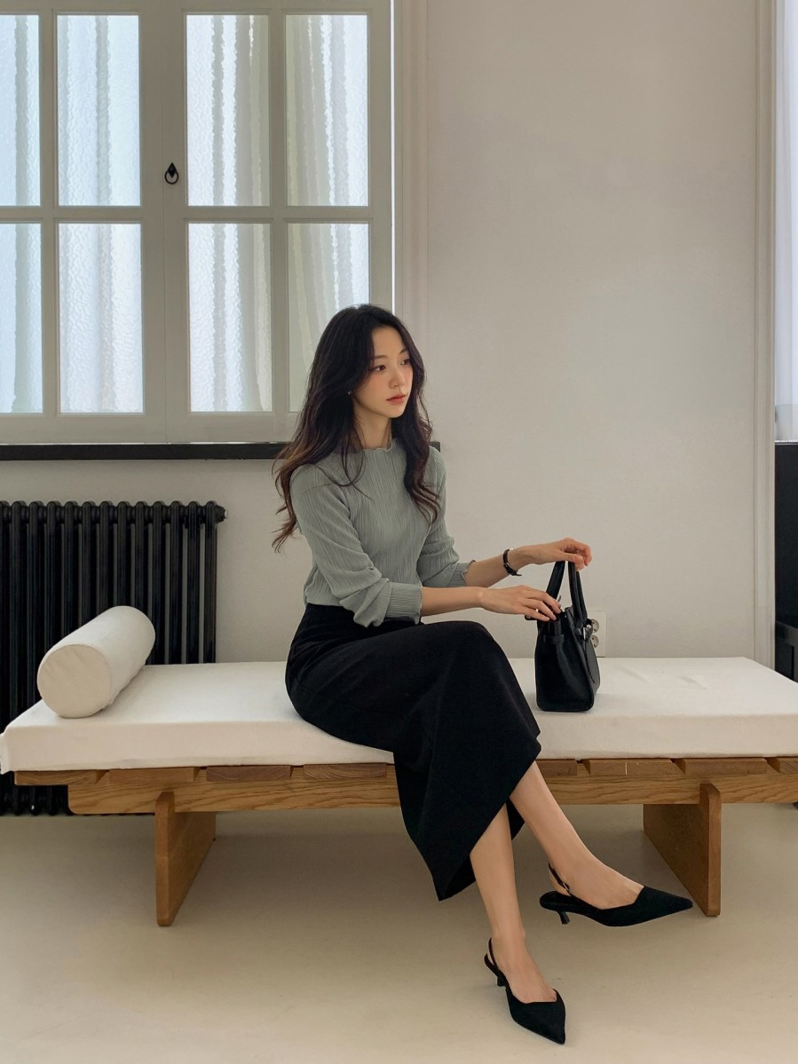 Dù thuộc chất liệu nào, chân váy suông đều tạo được độ rủ nhẹ, đủ để giữ form nhưng vẫn đảm bảo sự mềm mại.