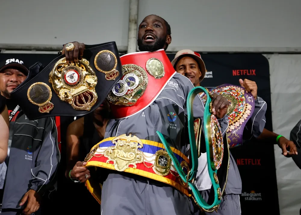 Terence Crawford trong trận đấu với Canelo Alvarez