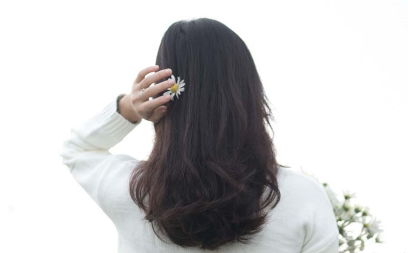  Việc tẩy tế bào chết mỗi tuần giúp loại bỏ bã nhờn, bụi bẩn và cặn sản phẩm tích tụ quanh nang tóc, từ đó giảm bít tắc và hạn chế rụng tóc. 