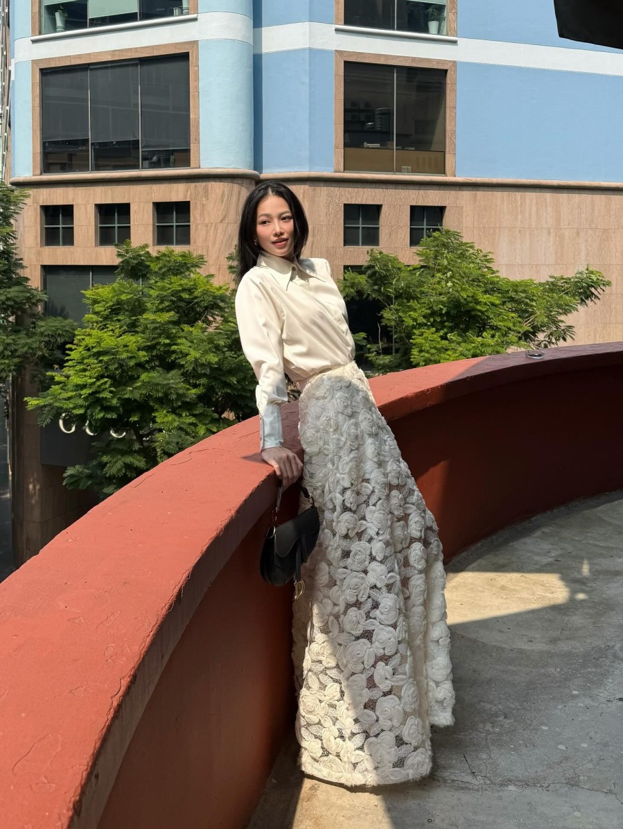 Việc chuyển mình từ phong cách thuần nữ tính sang hình ảnh nữ tính pha cá tính khiến phong cách của Phương Khánh trở nên phong phú và gần gũi hơn với nhiều chị em.