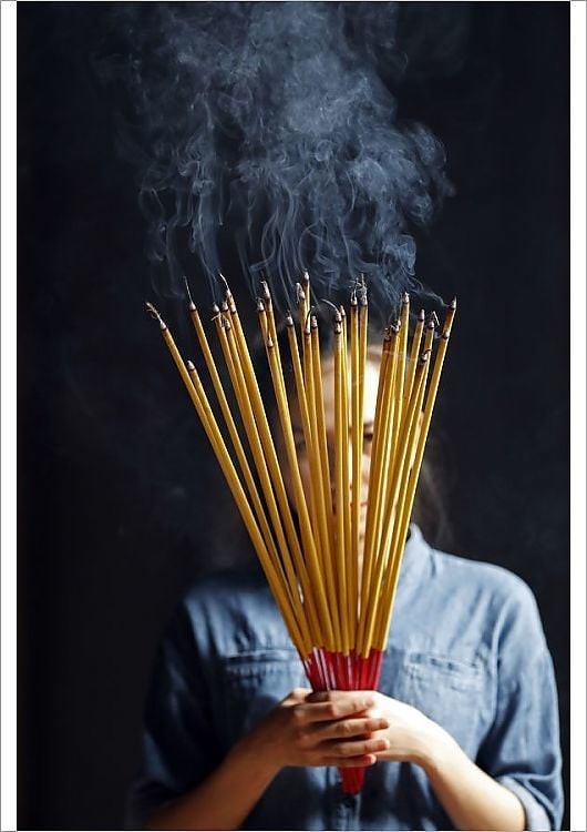 Cuối năm là lúc nhiều người thực hiện nghi thức tâm linh nhưng tránh thắp hương liên tục và thắp quá nhiều