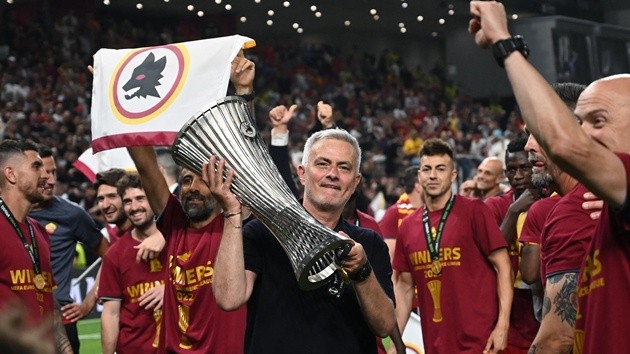 Roma đăng quang Conference dưới thời HLV Mourinho.
