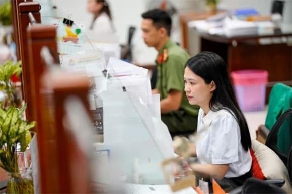 Điều 12 Luật Viên chức năm 2010 quy định viên chức được hưởng tiền thưởng và được xét nâng lương theo quy định của pháp luật cũng như quy chế của đơn vị sự nghiệp công lập.

