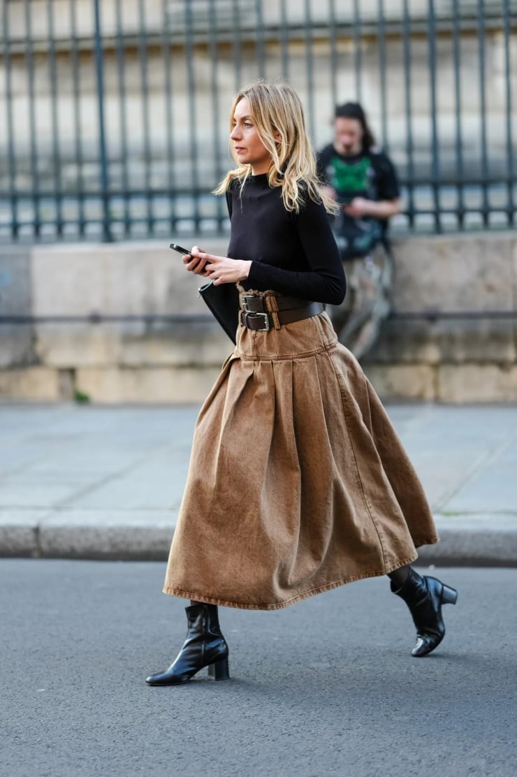 Kiểu bốt này tạo điểm nhấn gọn gàng cho phần cổ chân, đồng thời rất hợp khi kết hợp với quần jeans bó, quần tây hoặc quần skinny khoa học.