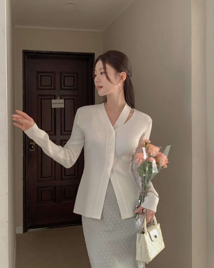 Giữa những ngày trời se lạnh, áo len cổ chữ V trở thành món đồ vừa ấm áp vừa thanh lịch.