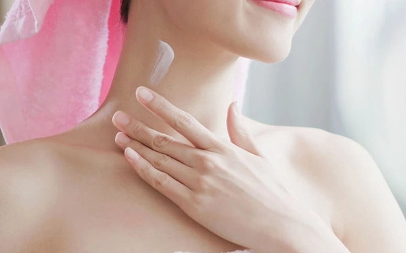 Da cổ là khu vực dễ hình thành nếp nhăn, nhất là khi tuổi tác tăng dần và khả năng tái tạo da suy giảm. Việc dưỡng ẩm đầy đủ giúp duy trì độ mềm mại, đàn hồi và làm chậm quá trình lão hóa.