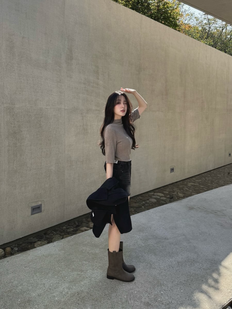  Chỉ cần ưu tiên gam trung tính như đen, nâu hoặc beige, bạn đã có thể phối cùng quần ống đứng, váy ngắn hoặc skinny để tăng cảm giác chân dài mà vẫn cực kỳ thoải mái.