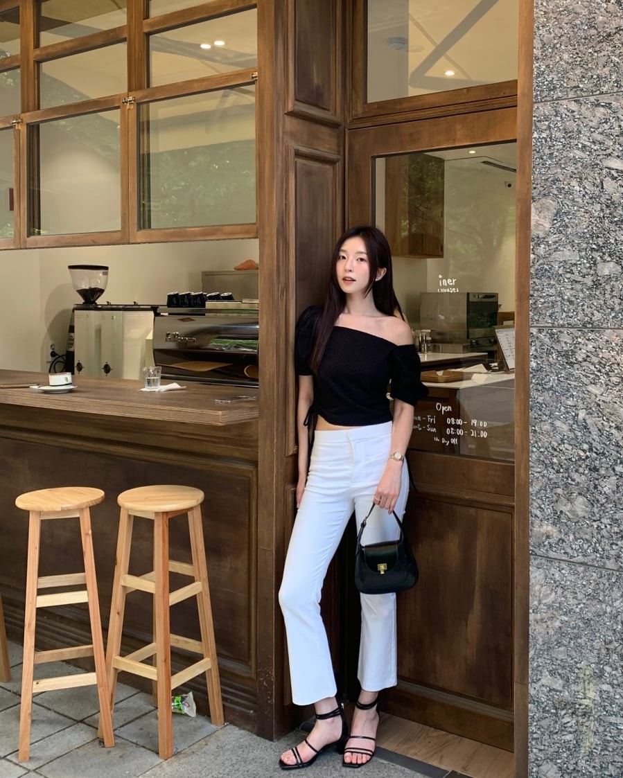 Trong thời tiết nóng ẩm, sandal là item dễ phối bậc nhất, nhưng để phù hợp với nàng thấp bé, phần quai chính là yếu tố quyết định.