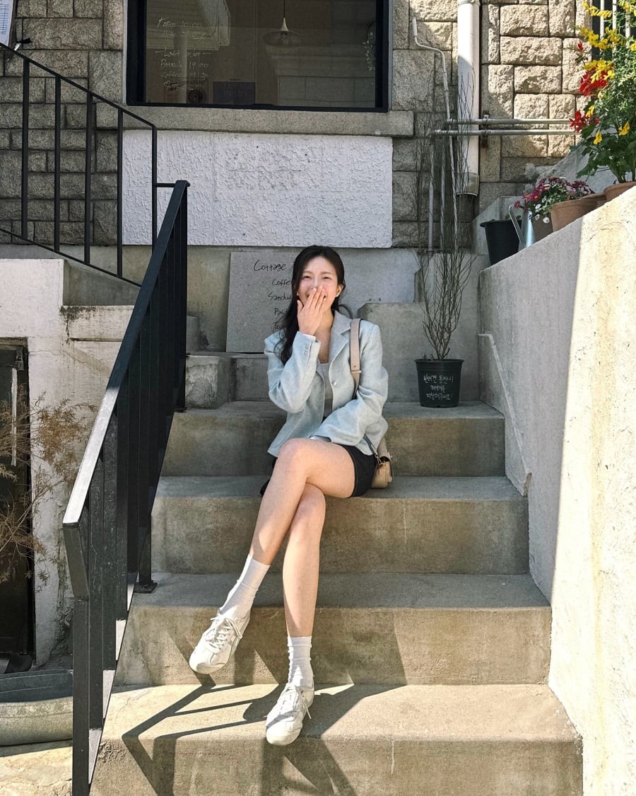 Sneaker luôn gắn với sự trẻ trung, nhưng để “hack dáng”, nàng thấp nên chọn phom gọn, cổ thấp và đế mỏng vừa phải. 